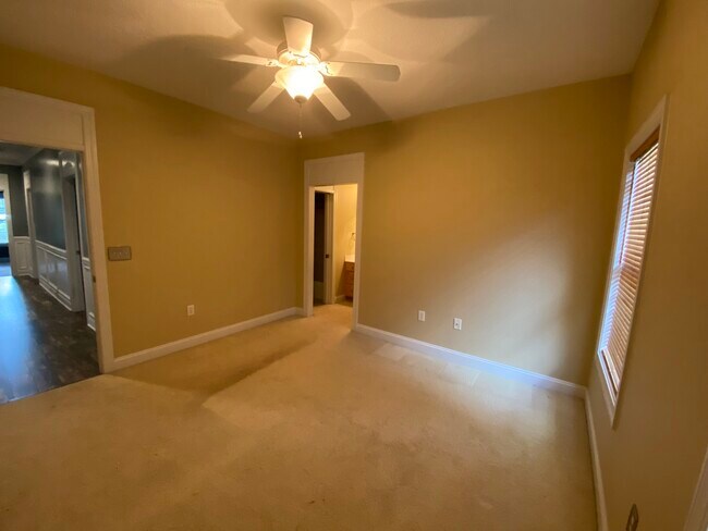 Building Photo - 128 Mosswood Dr