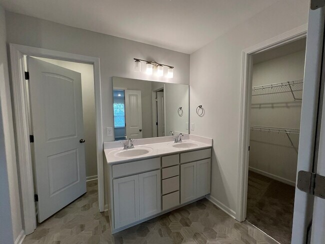 Building Photo - 967 Horse Mountain Rd