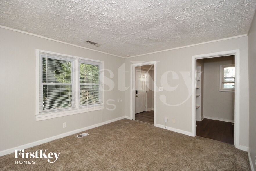 Building Photo - 1800 Oakmont Dr NW