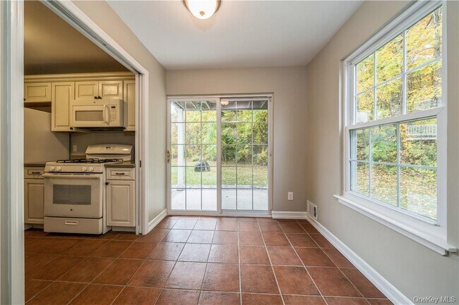 Building Photo - 27 The Knolls