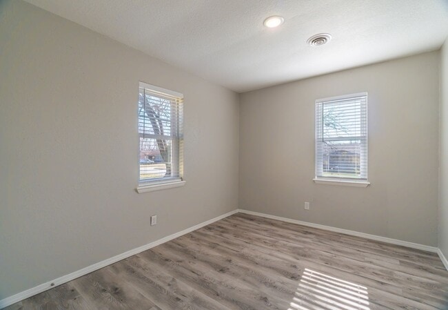 Building Photo - Beautiful 3 Bed, 2 Bath Home with a 2-Car ...