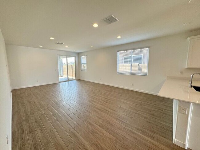 Building Photo - New 5-Bedroom Home in Phoenix with Upgrade...