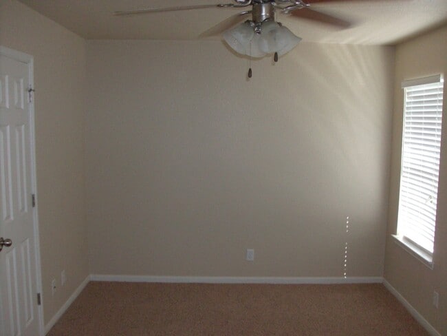 Building Photo - 2 Bed/2 Bath Duplex in Trimmier Estates!