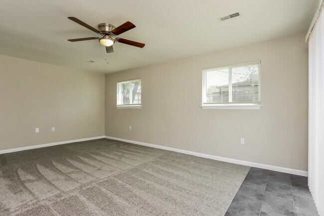 Building Photo - Fantastic 3bd/2ba home! Coming soon!