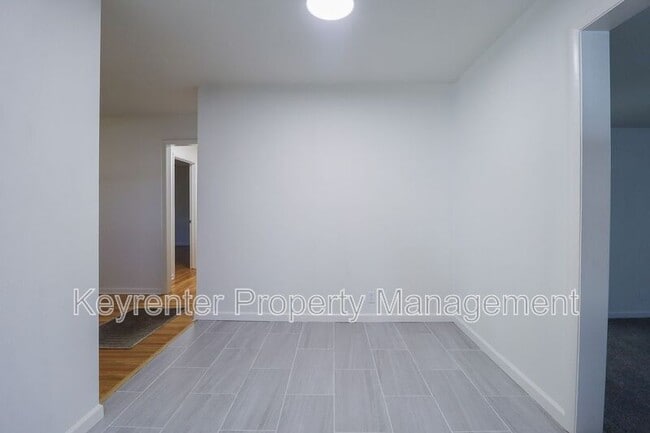 Building Photo - 622 E Xyler St