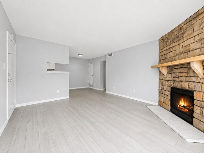 Building Photo - $1,540.95- 2 Bed, 2 Bath Updated Condo in Denver with In Unit Laundry and Community Amenities!