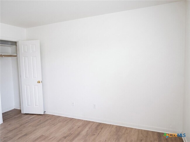 Building Photo - 305 Cedar Ridge Dr