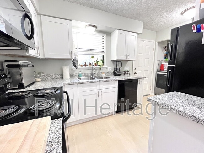 Building Photo - 1373 E Sequoyah Ct