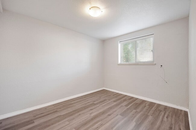 Building Photo - Adorable 1 bedroom apartment on first floor