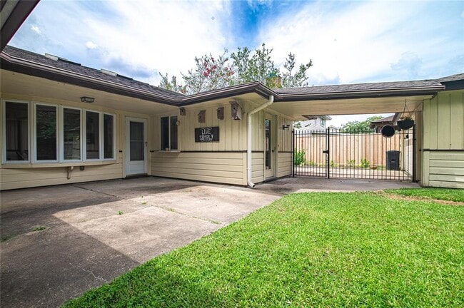 Building Photo - 319 Forest Lake Dr