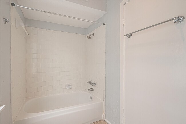 Building Photo - 9809 Richmond Ave.