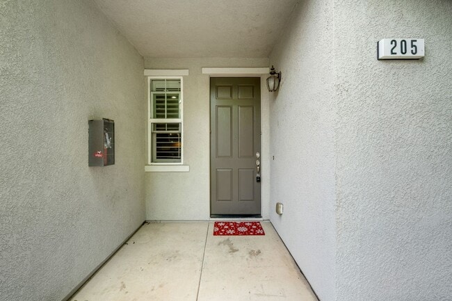 Building Photo - 3BR/3BA Folsom Condo with Fireplace + 2 Car Garage