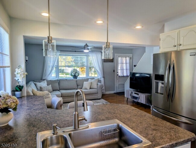 Building Photo - 190 Oak St