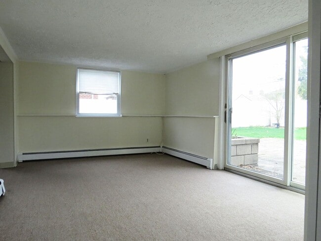 Building Photo - Large Split Level