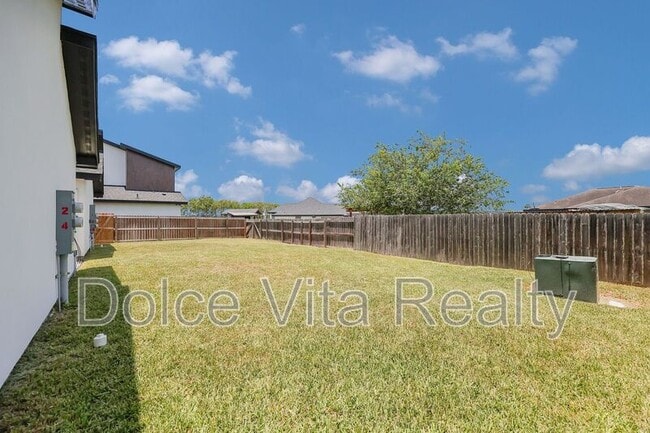 Building Photo - 1502 W Platinum Dr