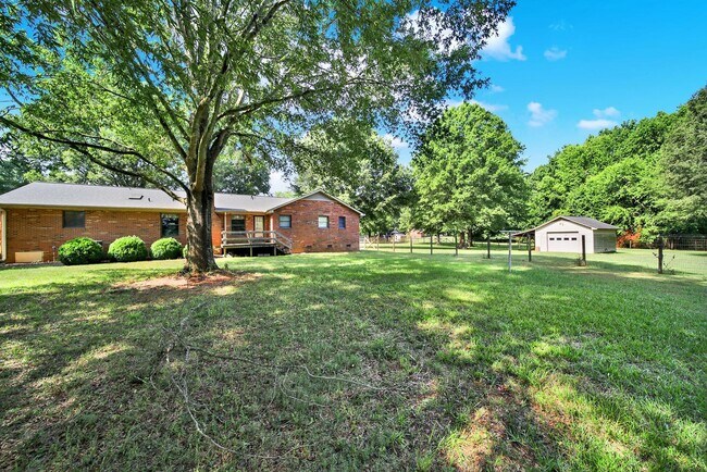 Building Photo - Lovely 3 Bed 2 Bath Ranch Home on Large Lot!