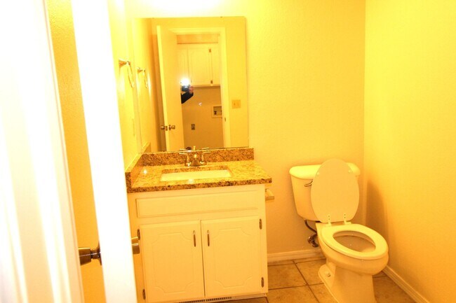 Building Photo - 1712 Jennifer Cir