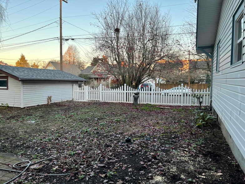 Building Photo - 400 W 17th St