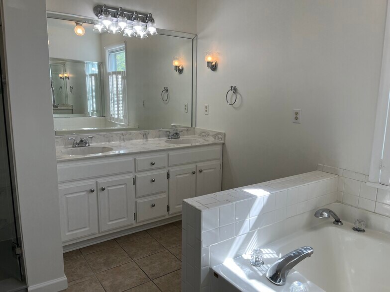 Master bath, dual sinks - 2101 Jade Dr