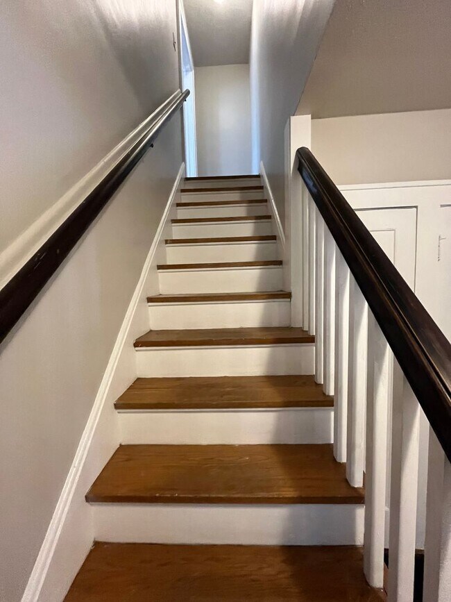 Building Photo - Available Now!!  Gorgeous home! 4 Beds, 1.5 Baths near UMKC! $2100