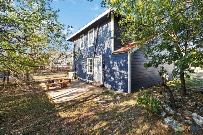 Building Photo - 2495 Lakeshore Dr