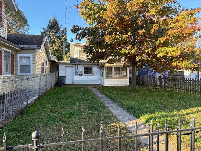 Building Photo - Charming 1 Bedroom Cottage with Bonus Room...