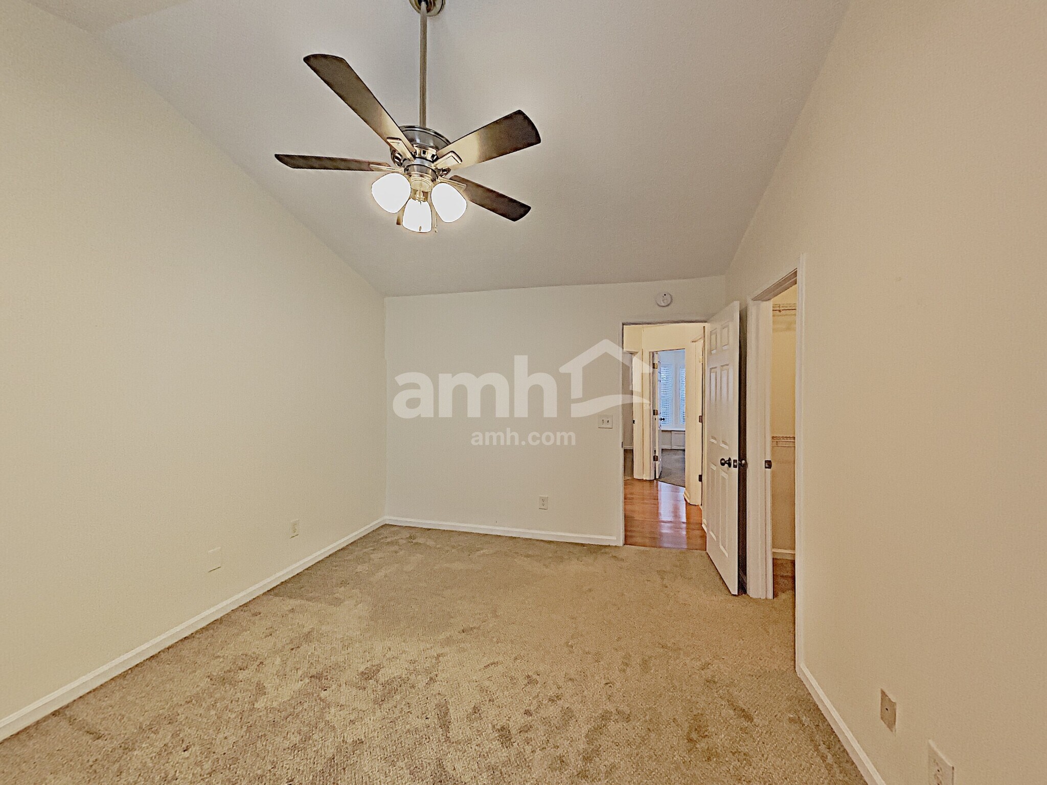 Building Photo - 558 The Blvd