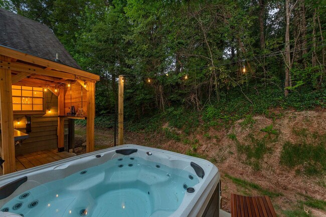 Building Photo - 41 Little Forest Dr