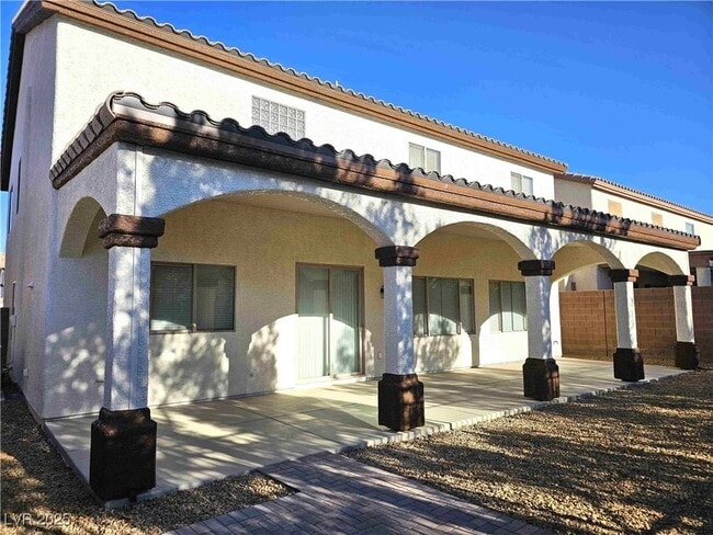 Building Photo - 2553 Chateau Clermont St