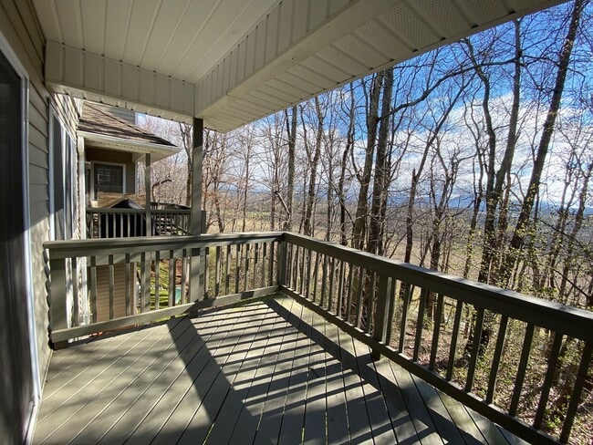 Building Photo - 165 Farm Ln