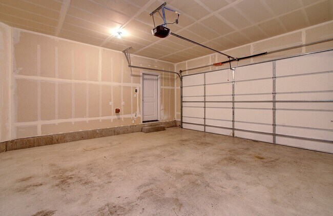 Building Photo - 3 BR, 2.5 BA Creekwood Townhome - $500 OFF 1st Mo. Rent!