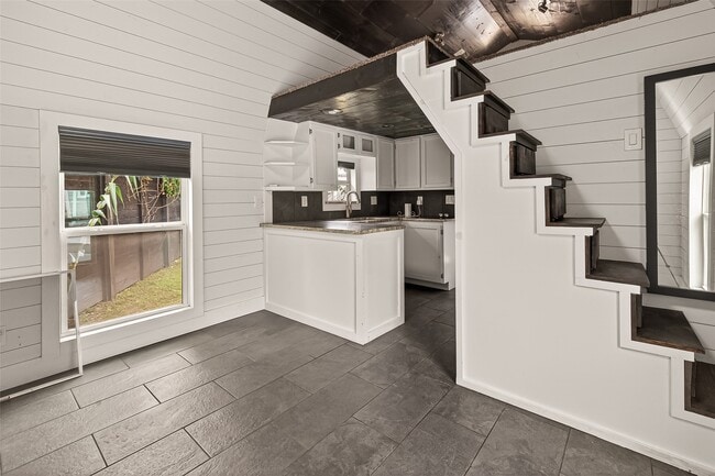 Building Photo - 717 W 30th St