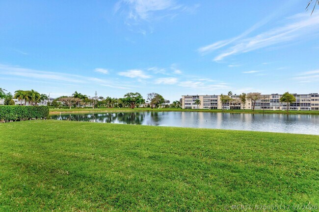 Building Photo - 1072 Yarmouth Dr