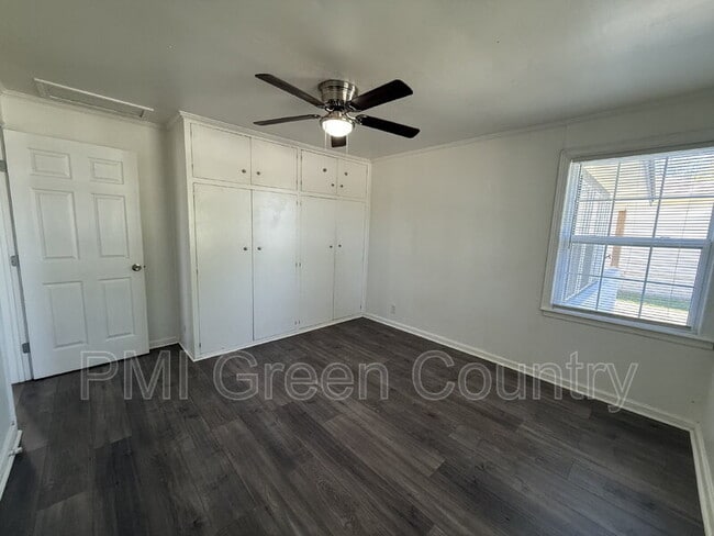 Building Photo - 3932 E 1st St