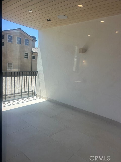 Building Photo - 612 Begonia Ave