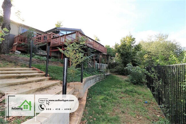 Building Photo - 875 Lakeview Dr