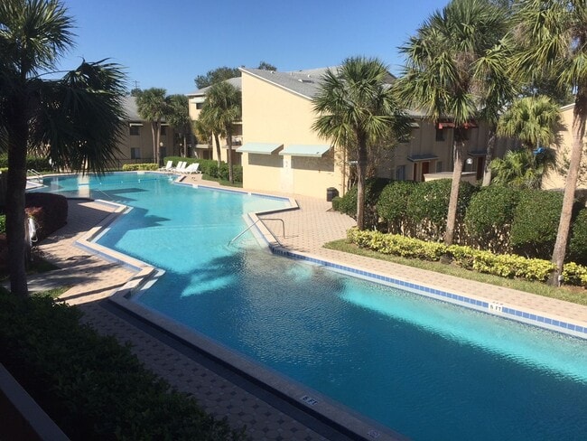 Building Photo - Large 2 Bedroom, 1 1/2 Bathroom Condo Available Immediately!