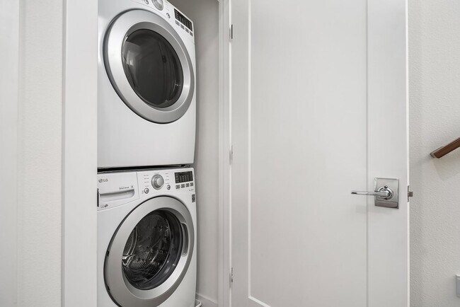 Building Photo - 2Bd/1.75Ba Seattle Condo