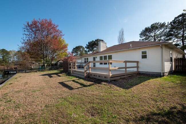 Building Photo - Beautiful Ranch in Pine Meadows | Water View