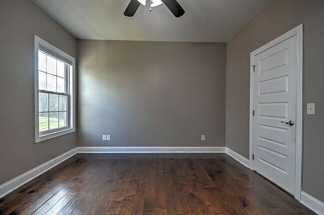 Building Photo - 4 Bedroom / 2.5 Bath Home  Kingsport, TN