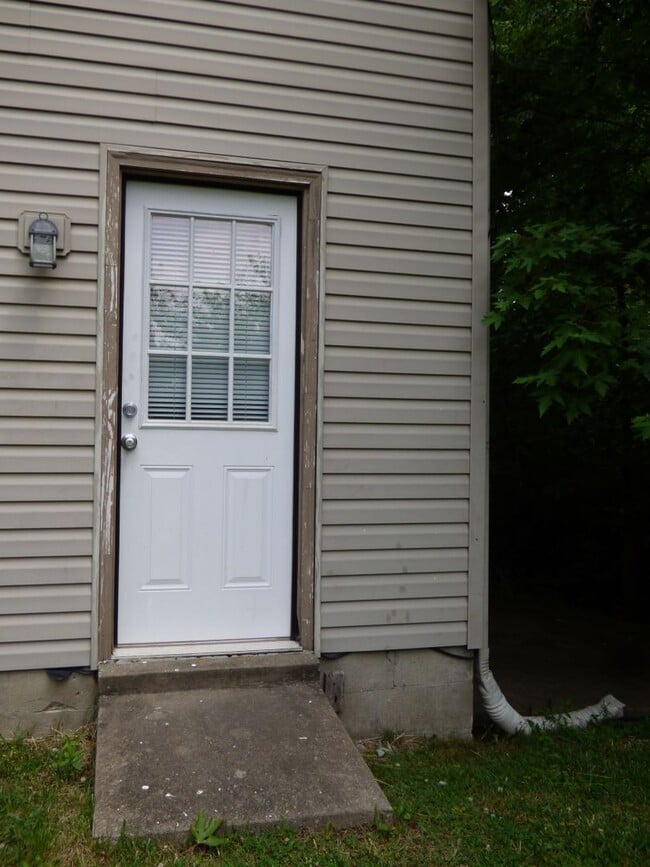 Building Photo - Beautiful Townhouse! All Electric, Washer/...