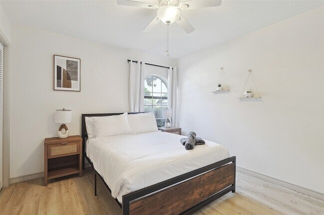 Building Photo - 7841 El Pensador Dr