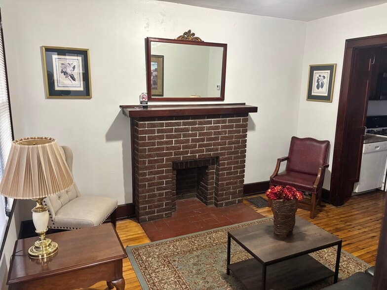 Building Photo - 2360 Chickasaw St