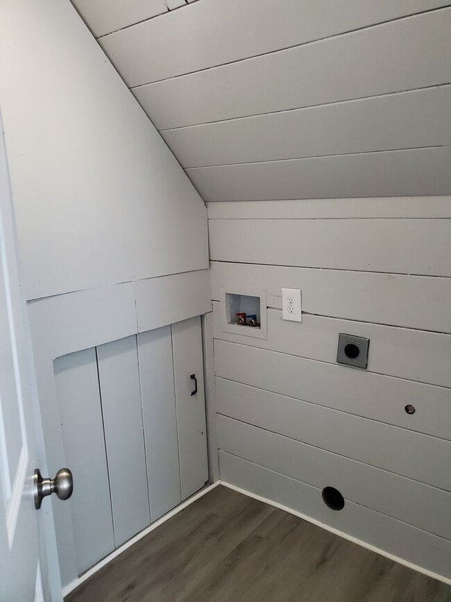 Building Photo - Remolded Top Floor Unit