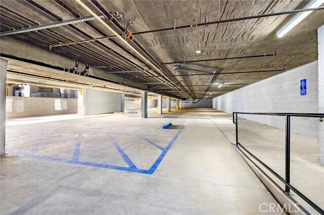 Building Photo - 5639 Huntington Dr