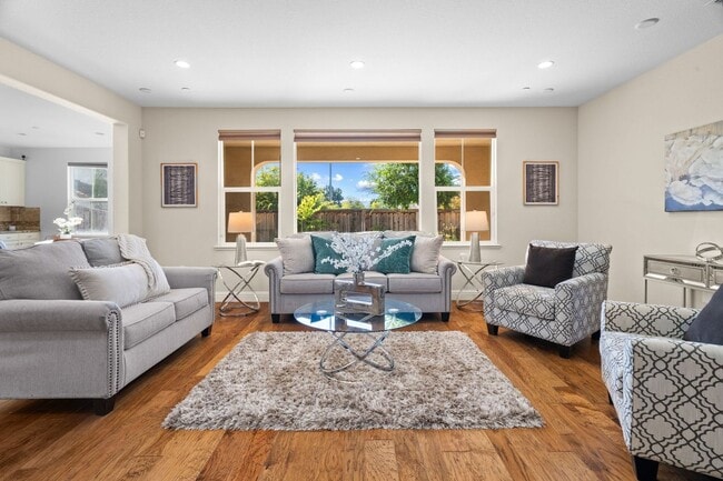 Building Photo - HILLTOP CORNER HOME WITH GORGEOUS VIEWS
