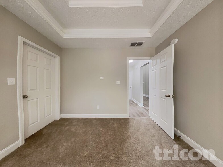 Building Photo - 215 Comet Ct
