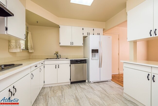 Building Photo - Lovely Cul-De-Sac Home | Private Yards