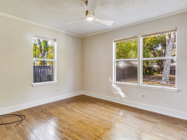 Building Photo - Cozy 2 Bedroom House with Large Yard in Pe...