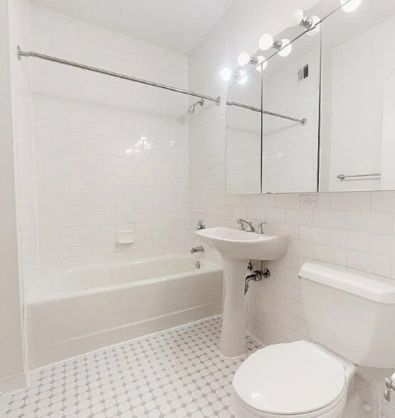 Building Photo - Washington Street